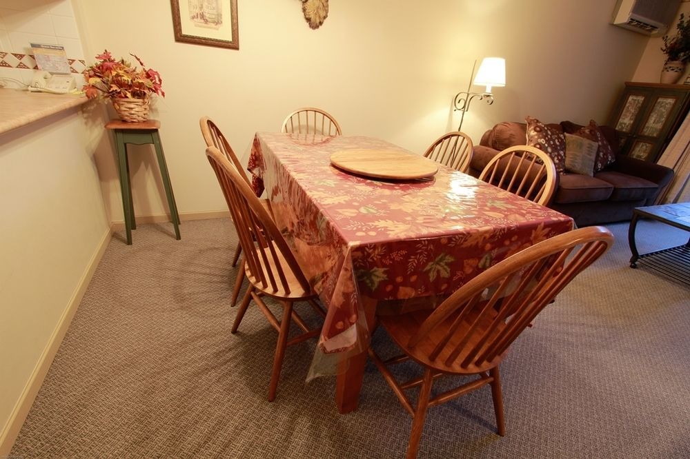 Town Plaza Suites By Whistler Premier מראה חיצוני תמונה