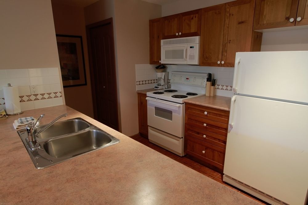 Town Plaza Suites By Whistler Premier מראה חיצוני תמונה