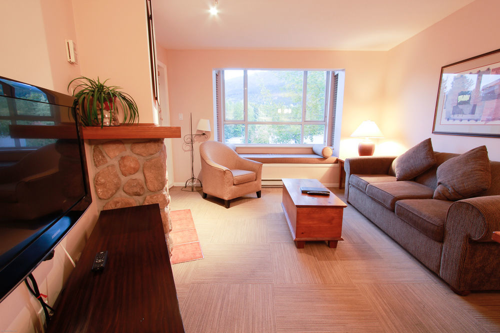 Town Plaza Suites By Whistler Premier מראה חיצוני תמונה