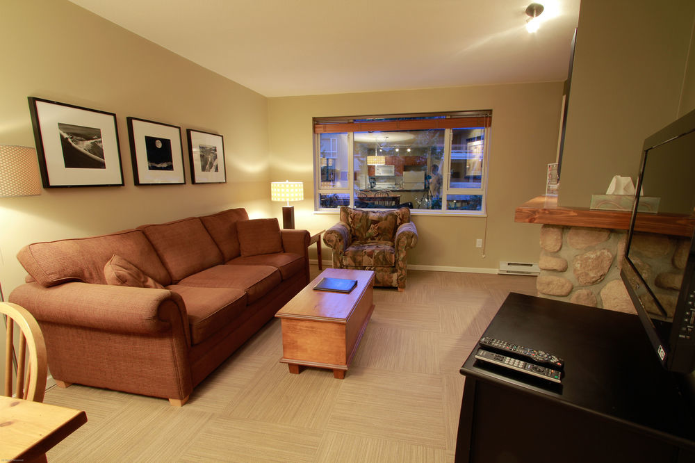 Town Plaza Suites By Whistler Premier מראה חיצוני תמונה