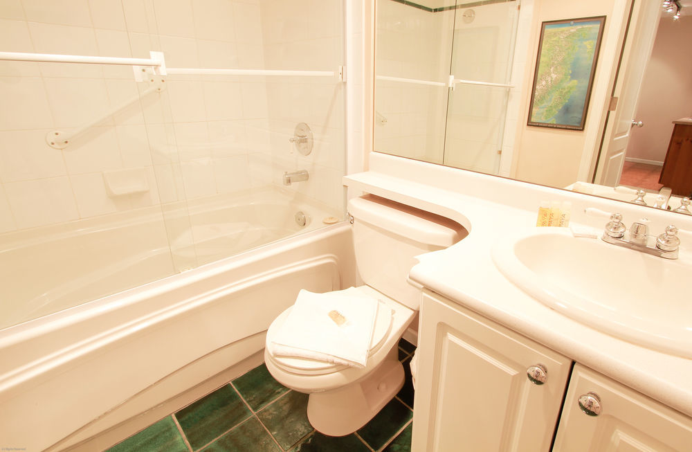 Town Plaza Suites By Whistler Premier מראה חיצוני תמונה